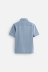 Camisa celeste de corte recto, manga corta y cuello solapa.