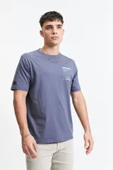 Remera color durazno de manga corta con cuello redondo y estampado frontal con texto en recuadro.