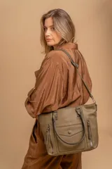 Cartera bandolera de símil cuero color marrón claro, con doble asa rígida y correa regulable. Presenta dos bolsillos frontales con cierre vertical y un bolsillo frontal con solapa y botón. Cuenta con dos divisiones internas.