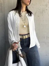Chaqueta blanca de bambula con bordados en el cuello, mangas y frente.