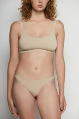 Top color piel con breteles finos.