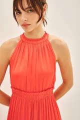 Vestido midi color coral con escote halter, volados en el cuello y ruedo con volado.