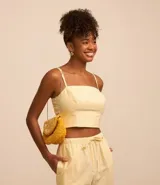 Blusa cropped de tricolina rayada con breteles finos y lastex en la espalda.