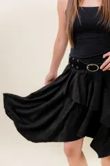 Pollera corta asimétrica de gamuza color marrón, con volados superpuestos y cintura elastizada. Incluye short interno.