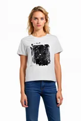 Remera de algodón con estampado abstracto en colores blanco y negro, de corte regular y manga corta.
