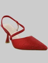 Zapato de tacón alto color rojo, con punta fina y tiras cruzadas.