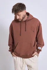 Buzo marrón con capucha y bolsillo tipo canguro.