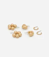 Set de tres pares de aros dorados con cierre de tornillo. Incluye un par de argollas con esferas, un par de argollas orgánicas y un par de argollas diamantadas.