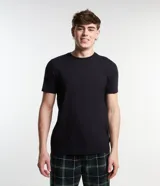 Remera negra de pijama confeccionada en algodón, con cuello redondo y mangas cortas.
