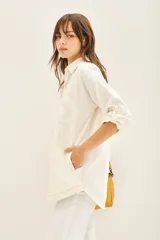 Campera manga larga color marrón con cuello camisero, confeccionada en gabardina con parches bordados en delantero y espalda.