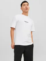 Camiseta blanca de manga corta y cuello redondo con estampado pequeño en el pecho.