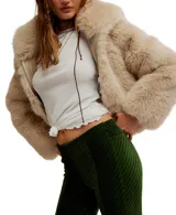 Pantalón acampanado de terciopelo color verde oscuro, con textura acanalada dispuesta en patrón chevron.