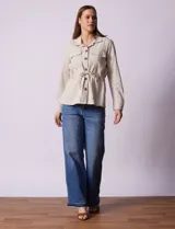 Sobrecamisa blanca de lino y rayón, marca Dash, con cuello solapa, abertura central con botones, bolsillos delanteros y cintura ajustable con jareta interna.