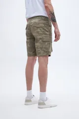 Bermuda cargo azul con bolsillos laterales y bolsillos cargo con solapa y botones.