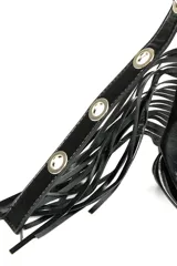 Bandolera color bordó de cuero vegano con flecos laterales y correa de hombro ajustable con detalles metálicos.