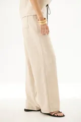 Pantalón de lino azul marino de corte recto con cintura alta y cordón ajustable. Presenta costuras en contraste color blanco.