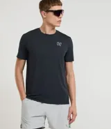 Remera deportiva para hombre de corte regular, confeccionada en poliamida con tecnología Dry para alta respirabilidad y secado rápido. Presenta cuello redondo, manga corta y una pequeña estampa de lettering en el pecho.