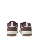 Championes urbanos Puma Park Lifestyle Street, color gris con detalles en blanco y suela marrón. Inspirados en el skate, combinan materiales sintéticos y gamuza, con al menos un 20% de materiales reciclados en la parte superior y un 10% en la parte inferior.