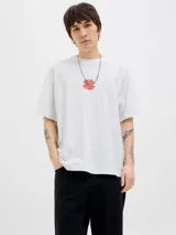 Camiseta blanca de manga corta y cuello redondo con estampado rojo en el pecho con la frase 'City Roots Meet Urban Flow'.