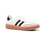 Championes deportivos blancos con detalles en negro y suela de plataforma color salmón. Presentan tres tiras negras en el lateral y refuerzo de gamuza gris en la puntera.