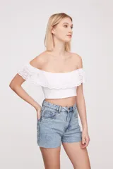 Top blanco strapless con volado de broderie con calados.