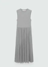Vestido midi gris con falda plisada, sin mangas y cuello redondo.