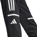 Pantalón de entrenamiento Adidas Squadra 25, color negro con tres tiras blancas en los laterales. Confeccionado en tejido transpirable AEROREADY, con cierre en los puños.