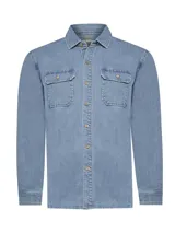Camisa de manga larga de denim azul claro, con dos bolsillos con solapa abotonada en el pecho y cierre frontal con botones de madera.