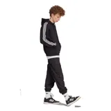 Canguro Adidas negro con capucha y cordones ajustables, bolsillo tipo canguro y logo bordado en el pecho. Presenta las tres rayas blancas características de la marca en las mangas.