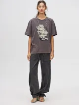 Remera oversize color marrón con estampa de concha marina en blanco y negro.