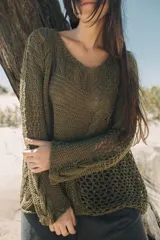 Sweater de lino azul marino, tejido a mano con diseño de patchwork de cables, silueta holgada, manga larga, cuello a la base y largo a la cadera.