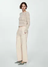 Pantalón de algodón color crudo, de corte recto, tiro medio, con cintura elástica ajustable con cordón y dos bolsillos de parche laterales.