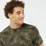 Camiseta de manga corta color verde militar con estampado de hojas de palma en tonos verde claro y negro.