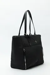 Bolso tote negro de nylon con diseño acolchado, asas largas para llevar al hombro, cierres metálicos laterales y detalle de cordón.