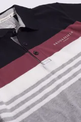 Polo de mangas cortas con diseño a rayas horizontales en negro, bordó, blanco y gris. Logo de la marca estampado en el pecho.