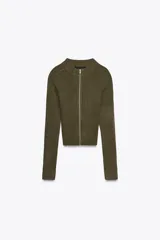 Chaqueta corta de punto color verde militar, con cuello perkins, manga larga y cierre frontal con cremallera metálica.