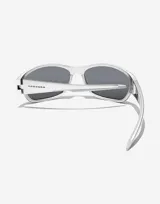 Lentes de sol unisex plateados, con montura rectangular envolvente y lentes espejadas celestes. Patillas con logo de Hawkers y detalle de texto en rojo.