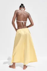 Pantalón culotte amarillo de tiro medio con cintura elástica y bolsillos laterales ocultos en la costura.