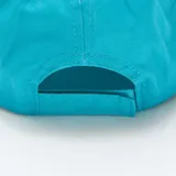 Gorra azul con visera celeste, con estampado del personaje Bluey y su nombre en blanco.