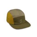Gorra de 5 paneles color verde militar con visera plana, confeccionada en tela deportiva liviana con protección UV, secado rápido, repelente al agua y respirable.
