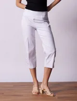 Pantalón capri blanco de gabardina elastizada con pretina ancha elastizada y ruedo con aplique de crochet.