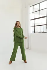 Pantalón de punto acanalado color rojo, de corte ancho y tiro alto.