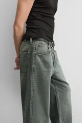 Pantalón de jean celeste con efecto lavado, corte amplio tipo baggy y cinco bolsillos.
