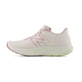 Championes de running New Balance modelo EVOZ, color rosa claro con detalles en rosa y verde.