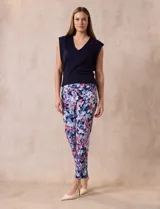 Pantalón recto de gabardina elastizada con estampado floral multicolor. Pretina ancha elastizada. Marca Zac & Rachel.