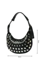 Cartera tipo media luna color negro, con correa ajustable y detalles de tachas plateadas de diferentes tamaños distribuidas por toda la superficie.