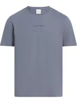 Remera gris de corte recto y manga corta, con cuello redondo y logo estampado en el pecho.