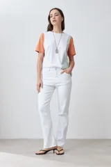 Remera blanca con mangas cortas, color block en hombros: naranja y verde agua.