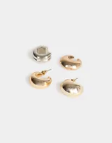 Set de aros dorados con forma de gota y earcuffs plateados.