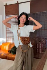 Bandolera de cuero con estampado animal print de leopardo, forma de media luna y correa ajustable.